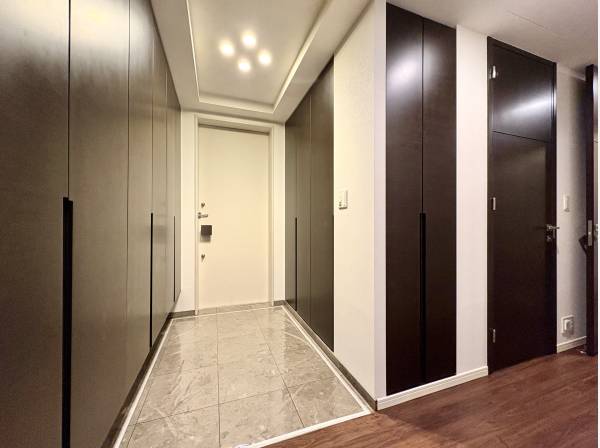 玄関もゆとりある広さで収納もたっぷり