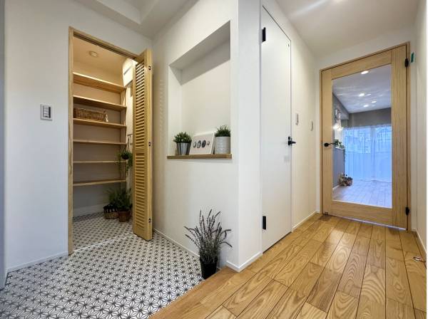 玄関にはニッチとシューズインクロークを完備！