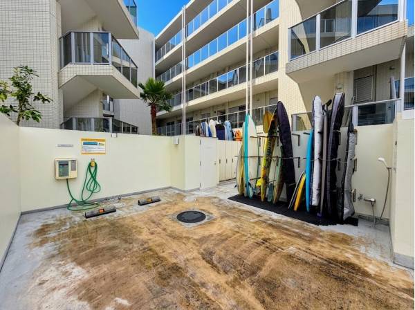 サーフボード置き場、洗車スペースもある共用部分