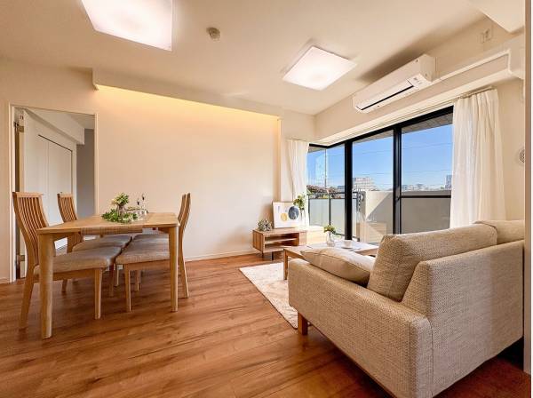 陽光がたっぷりと広がり伸びやかさを感じられるリビング