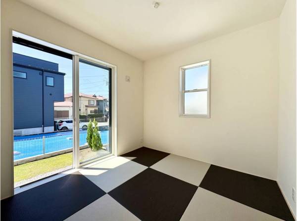 モダンな縁なし畳が映える和室