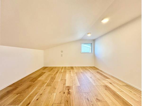 季節物の収納はもちろん趣味部屋としても活躍する広々ロフト！