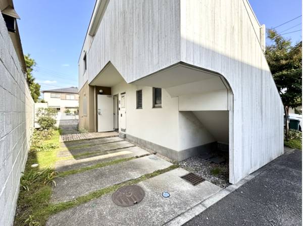 戸建感覚の暮らしを
玄関前にカースペース