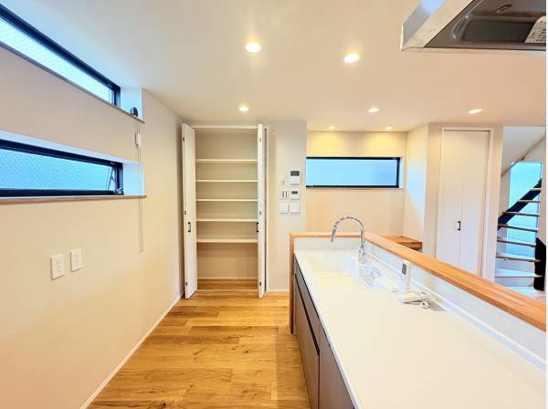 スタディカウンター、備蓄庫もしっかりあります。