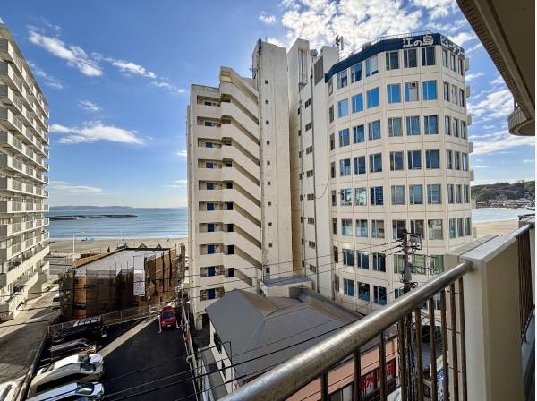 南東向きのバルコニーからも海が見えます