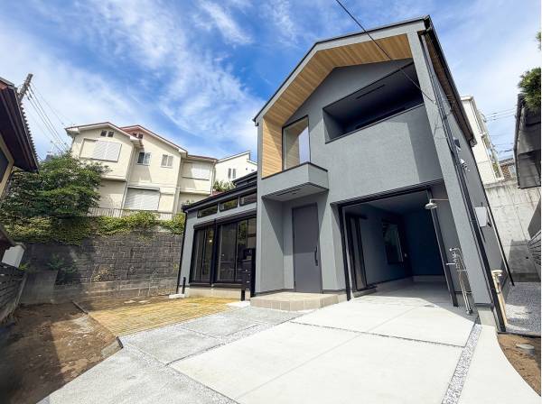 お庭とガレージを完備した鵠沼エリアのお住まい