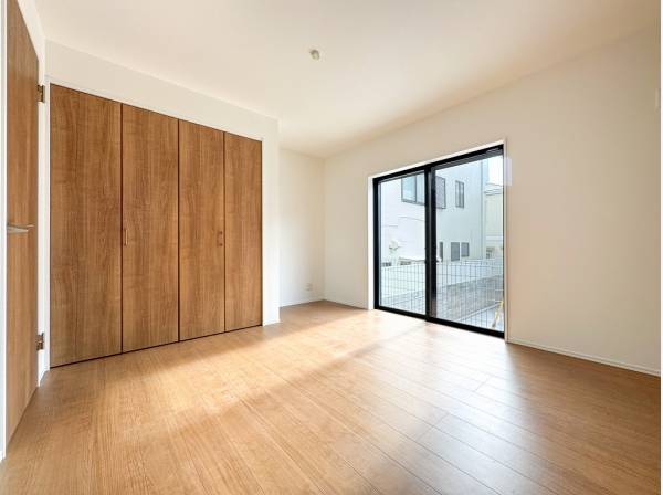 木質感のある優しい雰囲気の洋室