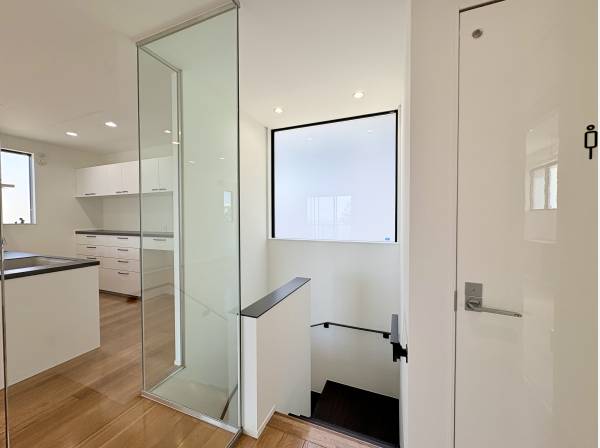 ガラス張りの階段