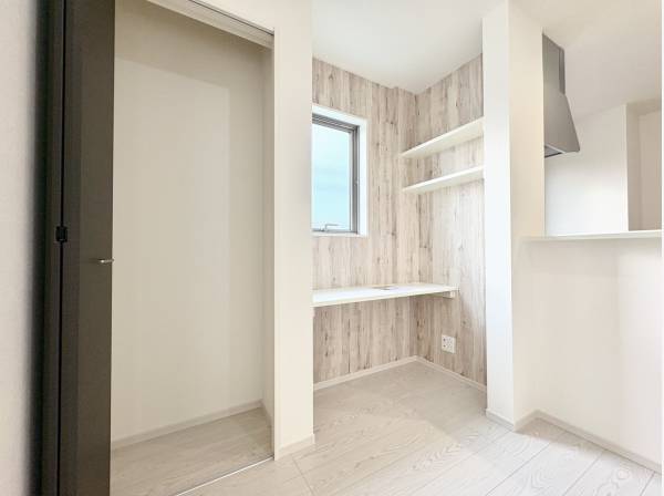 使い勝手良好な収納とカウンタースペースもございます♪