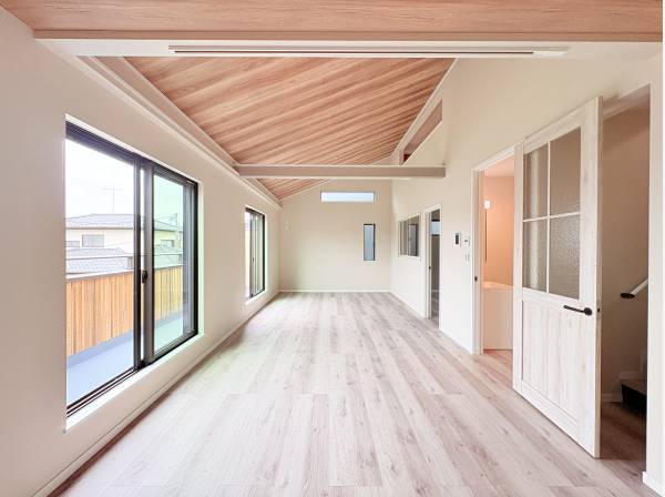 勾配天井のLDK21.21帖