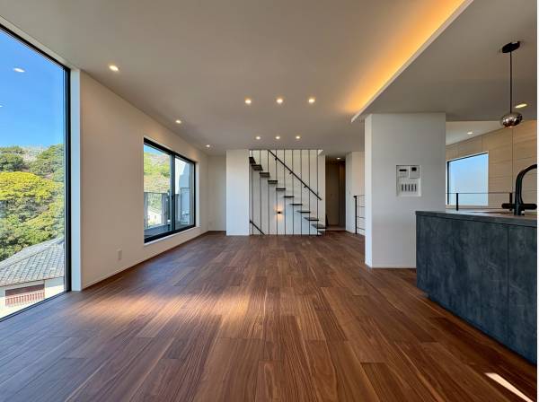 スタイリッシュで抜け感ある素敵なLDK、窓からは美しい海！