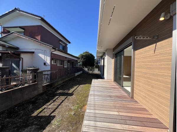 リビングからフラットに出ることができる広々としたウッドデッキ付のお庭