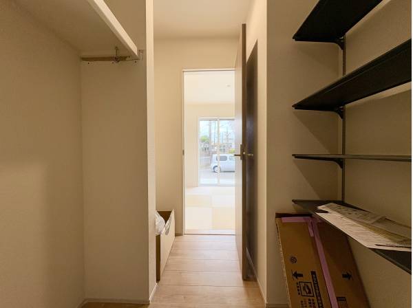 玄関ホールから回遊動線になっているシューズインクローゼット