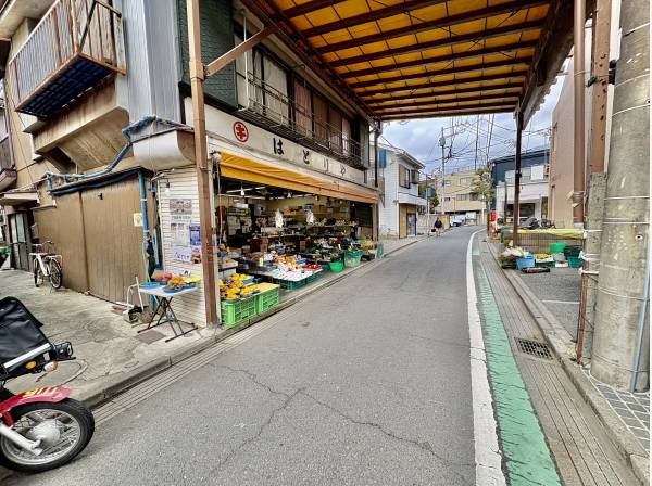 近くには昔ながらの八百屋があります。安い野菜は100円からですよ。（約120ｍ）