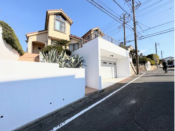 ガレージ付きの邸宅