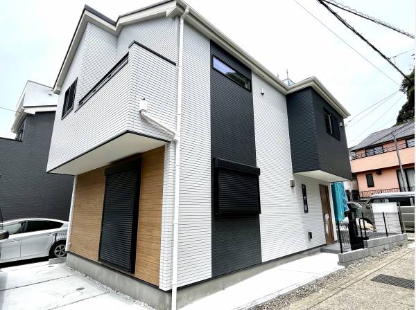 ゆったりとした角区画、駐車は1台可能です。