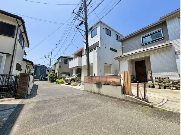落ち着いた住宅街に佇む一邸です。