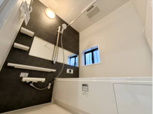 使い勝手のいいシャワールーム
バスタブは座れる様になっています