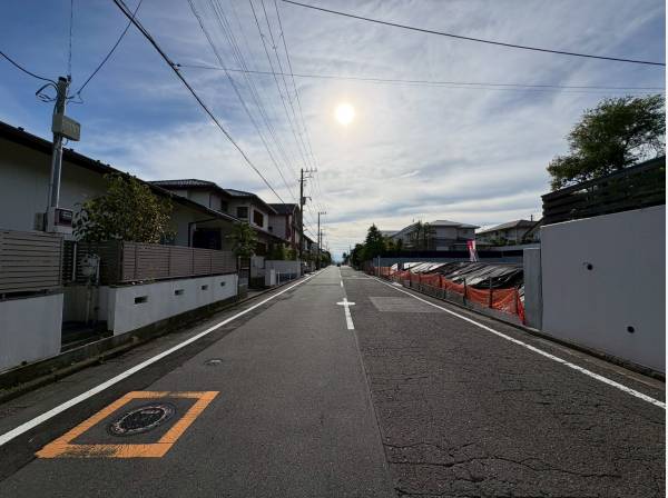 ゆとりある前面道路が開放感を演出する街並み。