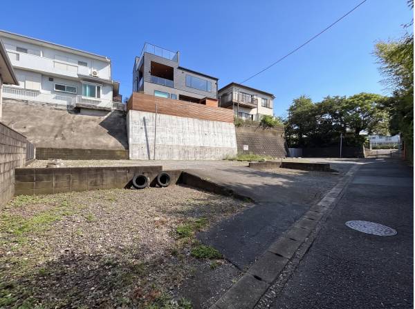 南東道路に面した土地は陽当りにも恵まれています