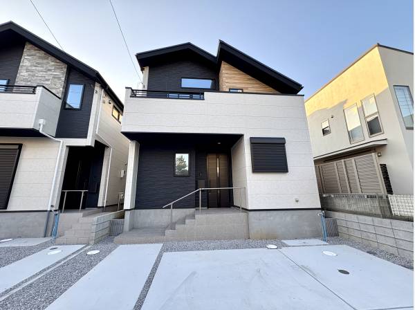 朝陽を受けて柔らかく表情を見せる住まいの正面