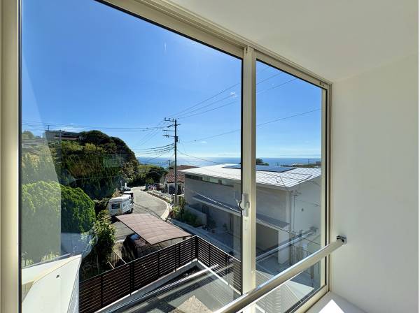 ２階居室の窓からの眺めです！海見え！
