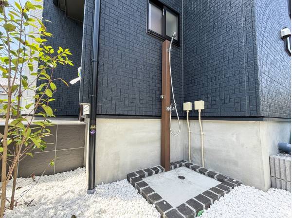 アフターサーフに便利な外シャワーを完備