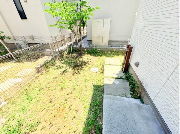 辻堂海水浴場から近く外水栓付きのお庭は海帰りのお手入れにも便利です