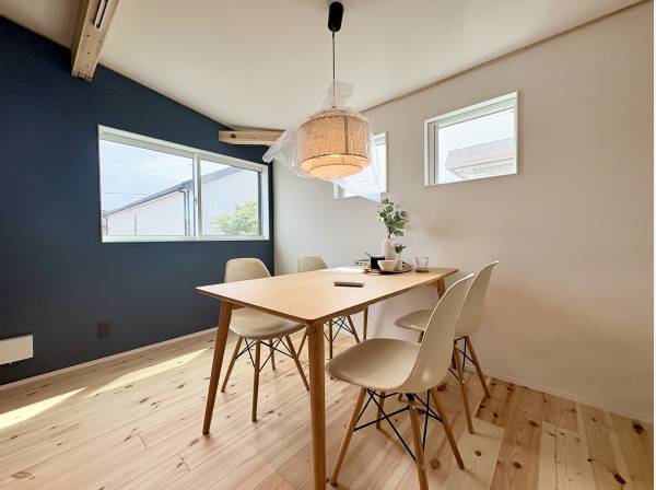 窓から優しい光が入るダイニング
