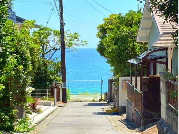 通りからも海を望む贅沢な暮らし