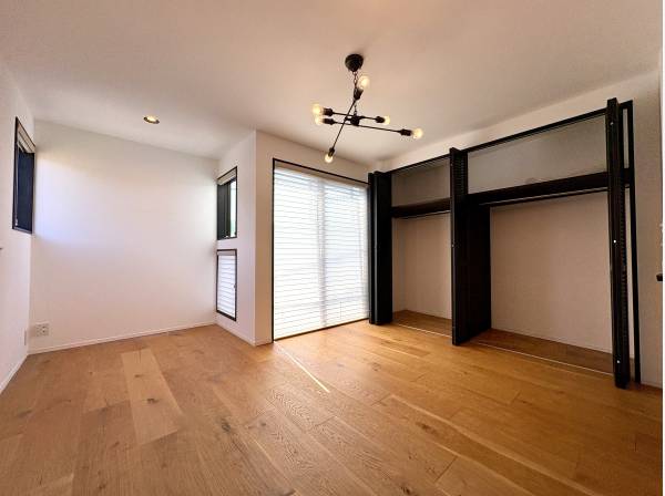 海を望むメインベッドルームは１７帖超の広さ