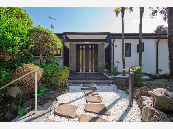 純和風なエントランス/和と洋が融合した邸宅