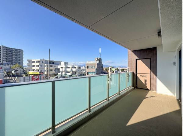 南西向きのバルコニーは奥行きもありキッズ用プールなども愉しめそうですね