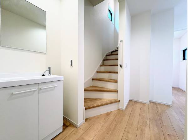 一階には独立洗面台もあります