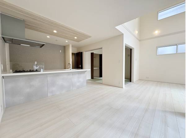 白を基調とした落ち着きあるダイニング