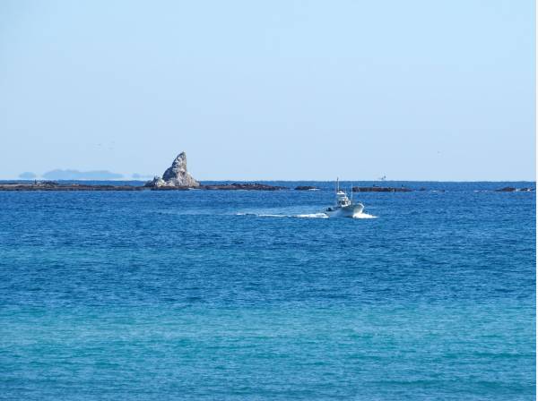 海岸からは茅ヶ崎の海のシンボル「烏帽子岩」も見えます