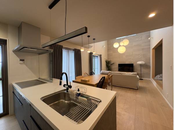 キッチンからリビングを見ています