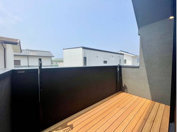 ウッド調のバルコニーは日当たり良好
