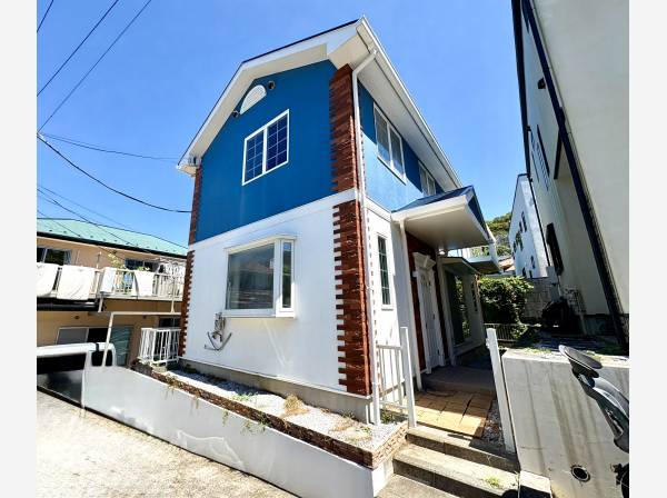 2トーンの外観が葉山の街に溶け込みます。