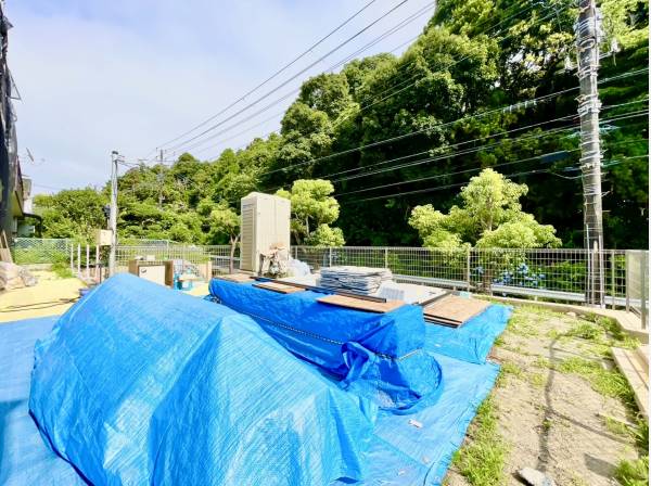 お家から見た景色、向かいには鎌倉の緑が広がります