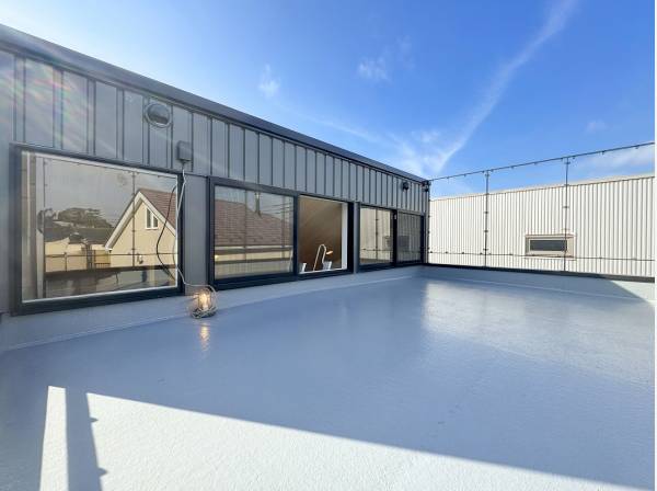 江ノ島の花火大会も愉しめそうな屋上のスカイバルコニー