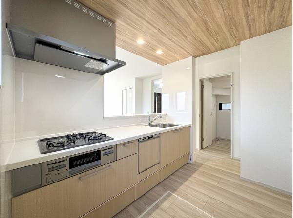 板張り天井で仕切られた洗練感溢れるキッチンスペース