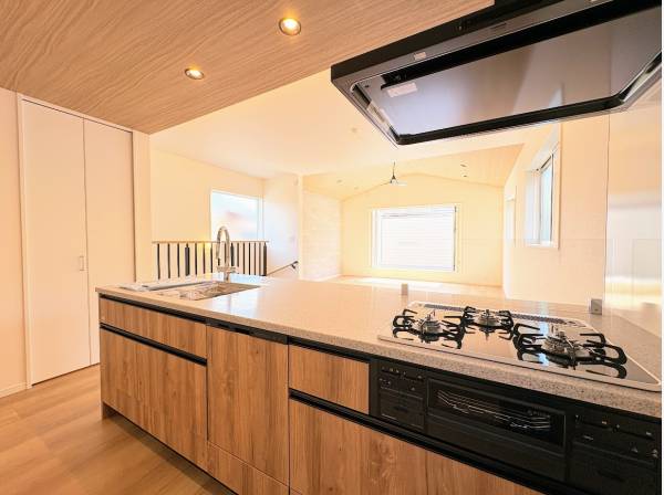 家族の顔が見える対面式キッチン