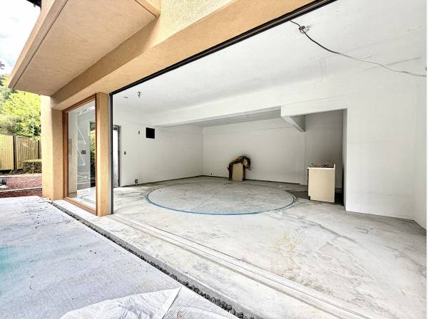 美しいお庭を傷めないよう、敷地奥には車返しのターンテーブルを新設致しました