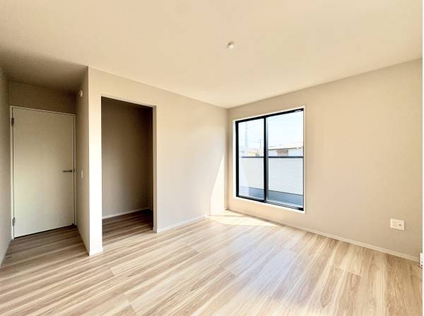 各居室には収納力のあるクローゼットを完備しております