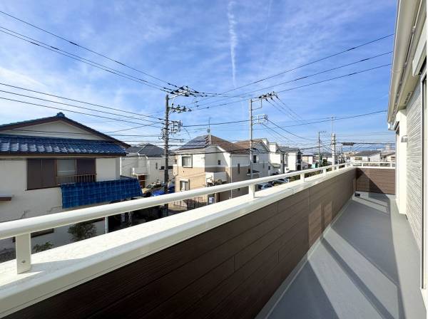 2部屋に跨がるワイドバルコニー お布団を並べて干せるゆとりがあります