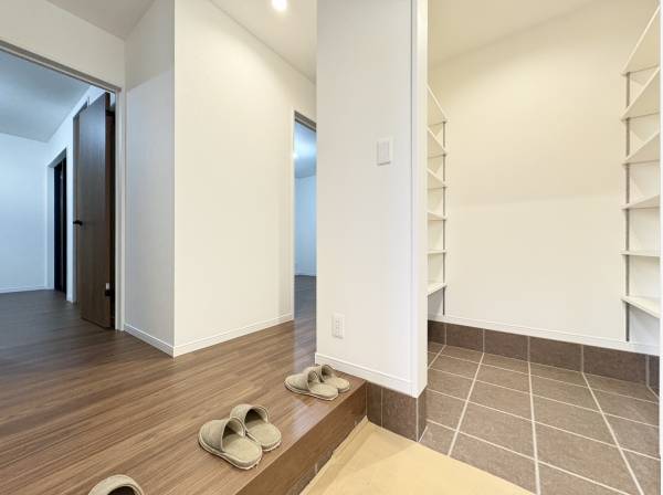 シューズインクローゼット付きの玄関スペース
