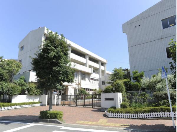 明治中学校まで約670ｍ