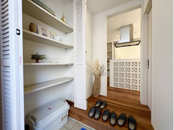 玄関ホール、土間兼収納がしっかりと完備