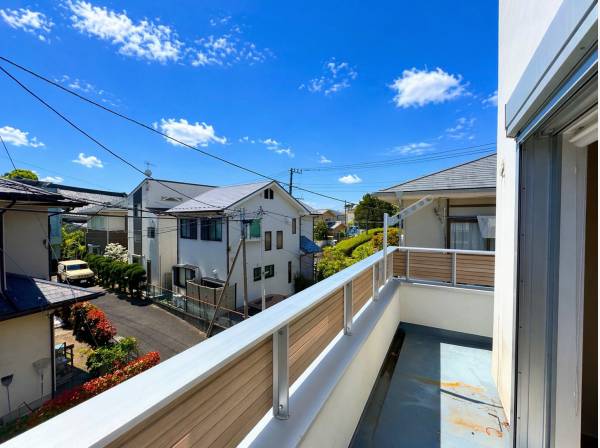 青空を切り取るバルコニー、心ほどける開放のひととき。